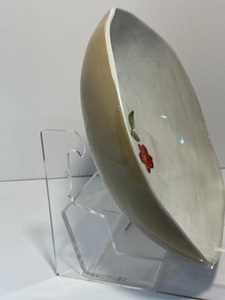 Assiette décorative élégante en céramique avec motif floral peint à la main, finition émaillée lisse pour une mise en scène de table sophistiquée - Product Image 3