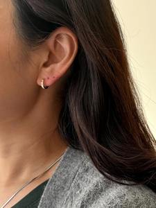 Pendientes de Aro Huggie de Oro Sólido de 14K con Diamantes Cultivados en Laboratorio, Regalo Minimalista para Mujer - Product Image 4