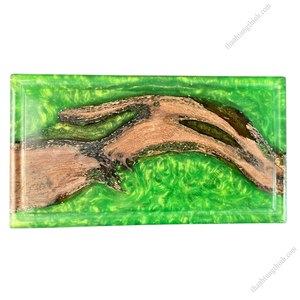 Planche à découper en bois et résine époxy, design à bords naturels, sans danger pour les aliments, lavage à la main uniquement, fabriqué au Vietnam - Product Image 5
