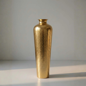 Vase de table en laiton fait main, finition dorée, design minimaliste, vase décoratif pour fleurs, pour la décoration de la maison et de la salle de séjour - Product Image 1