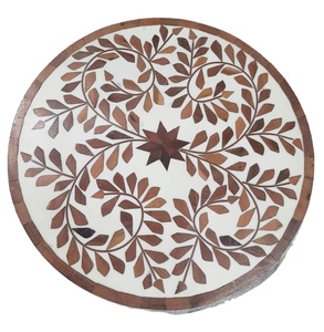 Plaque ronde en bois artisanale à motif de feuilles, centre de table personnalisé, décoration d'appoint - Product Image 1