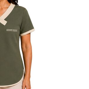 Camiseta de Manga Corta con Cuello en V Asimétrico para Mujer, Color Verde Oliva, con Detalle de Botones en Contraste Crema, Ropa Casual Personalizada al por Mayor - Product Image 4