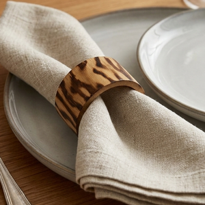 Porte-serviettes en bois foncé moderne, finition naturelle, décoration de table pour une mise en scène élégante - Product Image 6