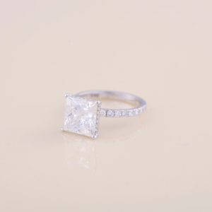 Anillo de Compromiso con Diamante Cultivado en Laboratorio de Corte Princesa de 1.00ct y Banda con Incrustaciones de Diamantes Redondos de 0.49ct en Oro Blanco de 18K - Product Image 3