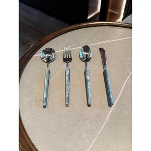 ชุดช้อนส้อมมีดหรูหรา 5 ชิ้น สแตนเลสสตีลสีทอง พร้อมด้ามจับฝังมุก รุ่นใหม่ล่าสุด - Product Image 6