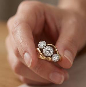 Bague de fiançailles en or 14K gradué avec diamant de laboratoire, trois pierres, style bypass, trilogie antique, sertie de milgrain, cadeau d'anniversaire - Product Image 6