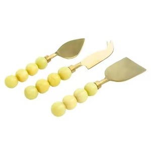 Juego de cuchillos para queso con mangos de madera y hojas metálicas para tabla de charcutería, diseño duradero, solo lavar a mano. - Product Image 1
