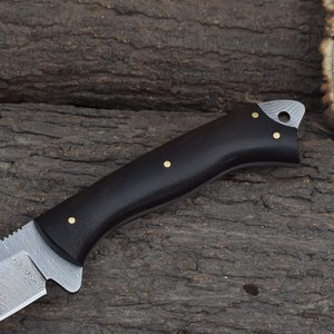 Cuchillo de Caza Hecho a Mano de Grado Industrial con Hoja Dentada de Acero de Damasco, Mango de Madera de Palisandro, Funda de Cuero, Personalización OBM - Product Image 2
