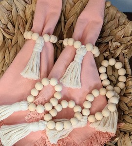 Anillos de Servilleta de Macramé Hechos a Mano: Decoración con Borlas de Cuentas - Product Image 2