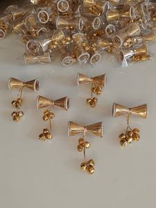 Ensemble de latkans dorés élégants et faits à la main, conçus avec des fils métalliques fins, des bordures perlées et des clochettes ghungroo mélodiques. - Product Image 2