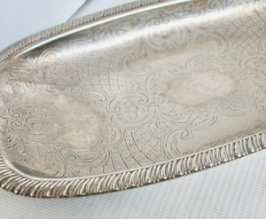 Plateau de service rectangulaire vintage plaqué argent, plateau gravé à motifs festonnés avec bordure à volutes, plateau de vanité gravé à motifs festonnés - Product Image 3