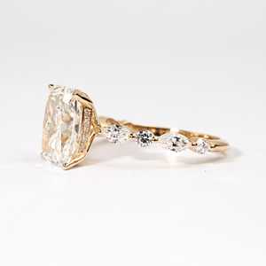 Bague de fiançailles en or massif 10K 14K 18K avec diamant de laboratoire taille émeraude et marquise, design de joaillerie fine, certifiée IGI, couleur E VVS - Product Image 3