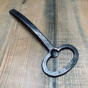 Mini décapsuleur porte-clés en fonte écologique à bords lisses, vente en gros, fournisseur, cadeau d'entreprise personnalisé gravé - Product Image 3