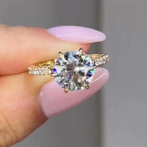 Anillo de compromiso de moissanita con diamante redondo de 2 quilates y engaste de pétalos de moissanita, con pavé de eternidad y diamantes en el borde. - Product Image 3