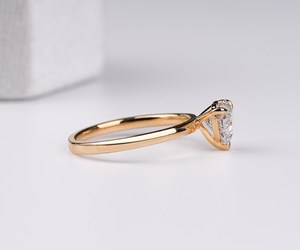 Bagues de fiançailles en diamant de laboratoire taille cœur 1,50 carat, bagues de fiançailles et de mariage en or jaune 14 carats, fournisseur en gros de bijoux fins - Product Image 5