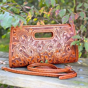 Grande pochette en cuir véritable façonnée à la main pour femmes |   Pochette de soirée artisanale à motif floral occidental en relief - Product Image 3