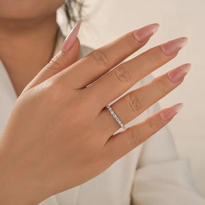 Bague de mariage classique Maxine en argent 925 et moissanite, coupe ovale, demi-éternité, plaquée or blanc, pour femme - Product Image 3
