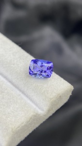 Pierre naturelle certifiée fascinante de 8x6 MM en Tanzanite, taille coussin longue, avec une couleur et un lustre excellents, Zoisite naturelle 1,76 carat - Product Image 4