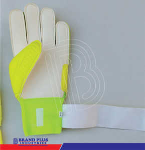 ถุงมือผู้รักษาประตูฟุตบอลยี่ห้อ Brand Plus นำเข้า ผลิตจากโฟม EVA คุณภาพสูง พร้อมแผ่นป้องกันนิ้วมือ ยืดหยุ่น ป้องกันนิ้วมือได้ดี - Product Image 4