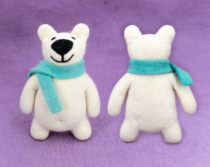 Adorno Navideño y de San Valentín de Oso Polar Hecho con Fieltro Agujado - Hecho a Mano de Forma Ética y Comercio Justo - Product Image 6