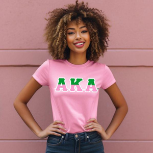 Camiseta AKA de algodón con cuello redondo y manga corta, color rosa claro con estampado de letras verdes, estilo casual para hermandades - Product Image 2