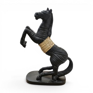 Statue de cheval dynamique texturée en polyrésine moderne, sculpture décorative de cheval - Product Image 4