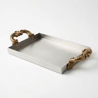 Plateau de service rectangulaire traditionnel en acier inoxydable avec poignées en laiton ornées, finition antique polie, 51x36cm, motif géométrique élégant