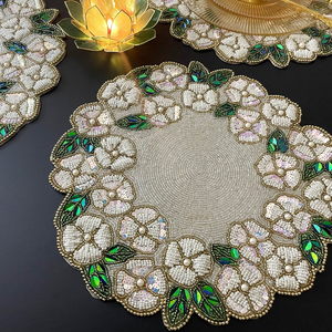 Chemin de table rond et set de table faits main, luxueux, brodés de fleurs, écologiques, avec perles et dentelle à sequins, pour décoration de table, personnalisable - Product Image 6