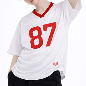 Camiseta de fútbol americano estilo B2B, de malla oversize, cuello en V, con estampado de número personalizado, ligera, para equipos, producción OEM a granel. - Product Image 1