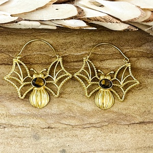 Pendientes Boho de Último Diseño, Joyería Tribal de Latón para Mujer, Chapados en Oro de 18k, Aros Góticos con Diseño de Murciélago y Ojo de Tigre, para Venta al por Mayor/OEM/ODM - Product Image 1