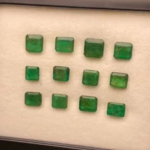 มรกตธรรมชาติทรงเหลี่ยมจากแซมเบีย 12 เม็ด คุณภาพเกรด AAA ความเงางามเยี่ยม สีเขียวสวยงาม ขัดและเจียระไนอย่างสมบูรณ์แบบ - Product Image 4