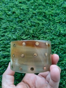 Bracelet manchette unique en corne de buffle, accessoire fait main tendance, mettant en valeur la beauté naturelle authentique du corne. - Product Image 6