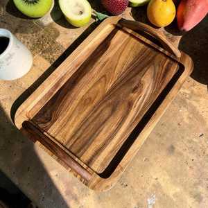 Bandeja de servir de madera hecha a mano con asas de aluminio: Decoración rústica grabada para el hogar - Product Image 1
