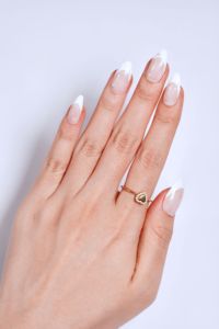 Uñas Postizas Elegantes con Punta Francesa, Color Nude Lechoso, Forma Almendrada, Personalizadas OEM ODM de Fábrica, Estampado Dorado, Longitud Media, 24 Piezas - Product Image 5