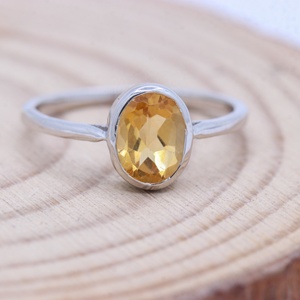 Bague Solitaire en Argent Sterling Massif 925 avec Citrine Naturelle Ovale Facettée Sertie en Bezel, Bijoux Fins, Memoria Jewels - Product Image 1