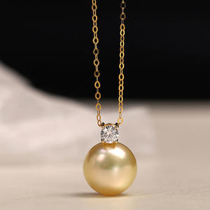 จี้ไข่มุกทะเลสีทองธรรมชาติ 9-13 มม. ยี่ห้อหนานหยาง คุณภาพเยี่ยมไร้ตำหนิ พร้อมสร้อยคอทอง 18k ประดับเพชรซิคอน ดีไซน์หรูหราทันสมัย - Product Image 1