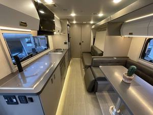 Camping-car Winnebago 2024 pour 4 à 6 personnes, idéal pour les voyages en plein air - Product Image 3