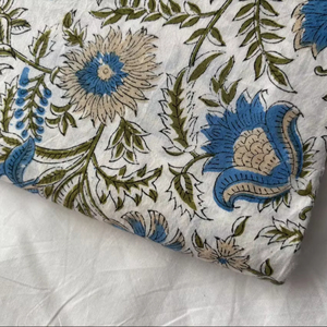 Tissu en coton imprimé à la main à motifs floraux bleus, fabriqué en Inde, design Mughal Buta, tissu en coton cambric doux pour robe - Product Image 3