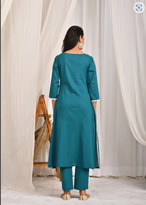 ชุดคุร์ตะทรงเอไลน์ปักลายสีเขียวทะเล พร้อมผ้าคลุมไหล่แบบ Bandhej - Product Image 3