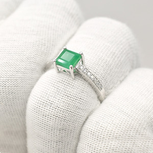 Anillo de compromiso de esmeralda natural y diamantes de corte princesa de 5.5 mm, en oro blanco macizo de 14k, proveedor mayorista de anillos de boda. - Product Image 3