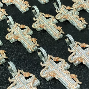 เครื่องประดับฮิปฮอป CONCEPTION Fashion Charm จี้รูปกางเขนแบบใหม่สั่งทำได้ ชุบทองประดับเพชรโมอิสซาไนต์  รับรองโดย GRA เหมาะสำหรับทุกเพศทุกวัย ใส่ไปงานปาร์ตี้ได้ - Product Image 1
