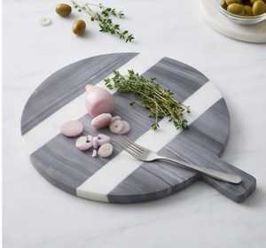 Planche à découper ronde en marbre avec poignée et boucle de suspension, gris et blanc rayé - Product Image 4