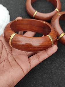 Bracelet en bois artisanal NEHA ENTERPRISES avec des motifs géométriques/fantaisistes/vintage/floraux - Bijoux ethniques pour femmes - Product Image 2