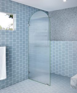 Panel de Puerta de Ducha de Vidrio Acanalado con Ranuras Verticales para Fabricantes de Mamparas de Baño, Proyectos Hoteleros y Construcción - Product Image 1