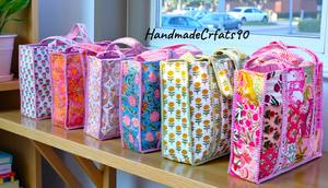 Bolsa de Mano Grande Reversible Personalizada, Acolchada, de Algodón, con Estampado Floral Blanco y Gris, para el Día de San Valentín - Product Image 3