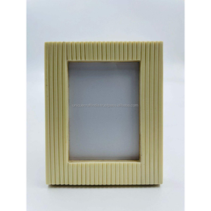 Cadre photo en bois réglable fait main avec finition en résine texturée côtelée ivoire, pièce d'appoint décorative minimaliste moderne pour table - Product Image 1