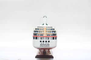 Maqueta de Madera Pintada a Mano MS DEUTSCHLAND Inspirada en un Crucero con Temática Náutica - Product Image 6