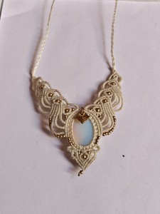 Collier en macramé opalite fait main, cordon crème, perles dorées, réglable, style bohème, pendentif en pierre naturelle, vente en gros, cristal de guérison - Product Image 4