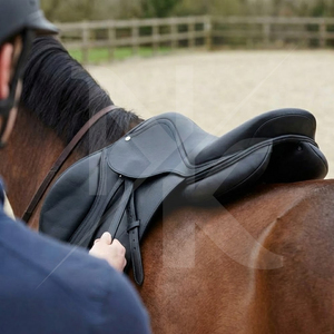 Selle d'endurance anglaise en cuir véritable, artisanale et durable, avec flaps de genou rembourrés et arceau en bois, pour l'équitation anglaise, produits équestres d'Inde - Product Image 5