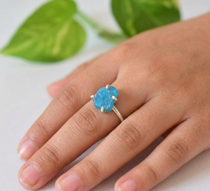 แหวนเงินแท้ 925 ประดับพลอยดิบ ดีไซน์เก๋สำหรับสาวๆ - Product Image 1